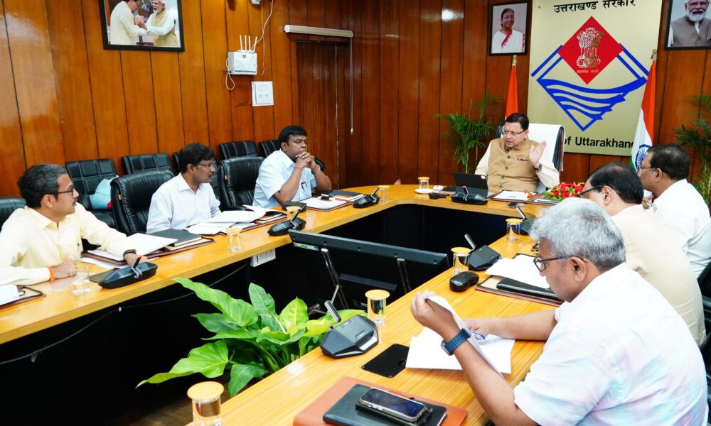 सीएम बैठक लेते हुए