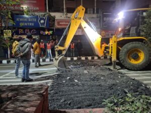 देहरादून में स्मार्ट सिटी के स्पीड ब्रेकर से हुई दुर्घटनाओं के बाद प्रशासन की सख्ती , रातो रात उखाड़ा स्पीड ब्रेकर…