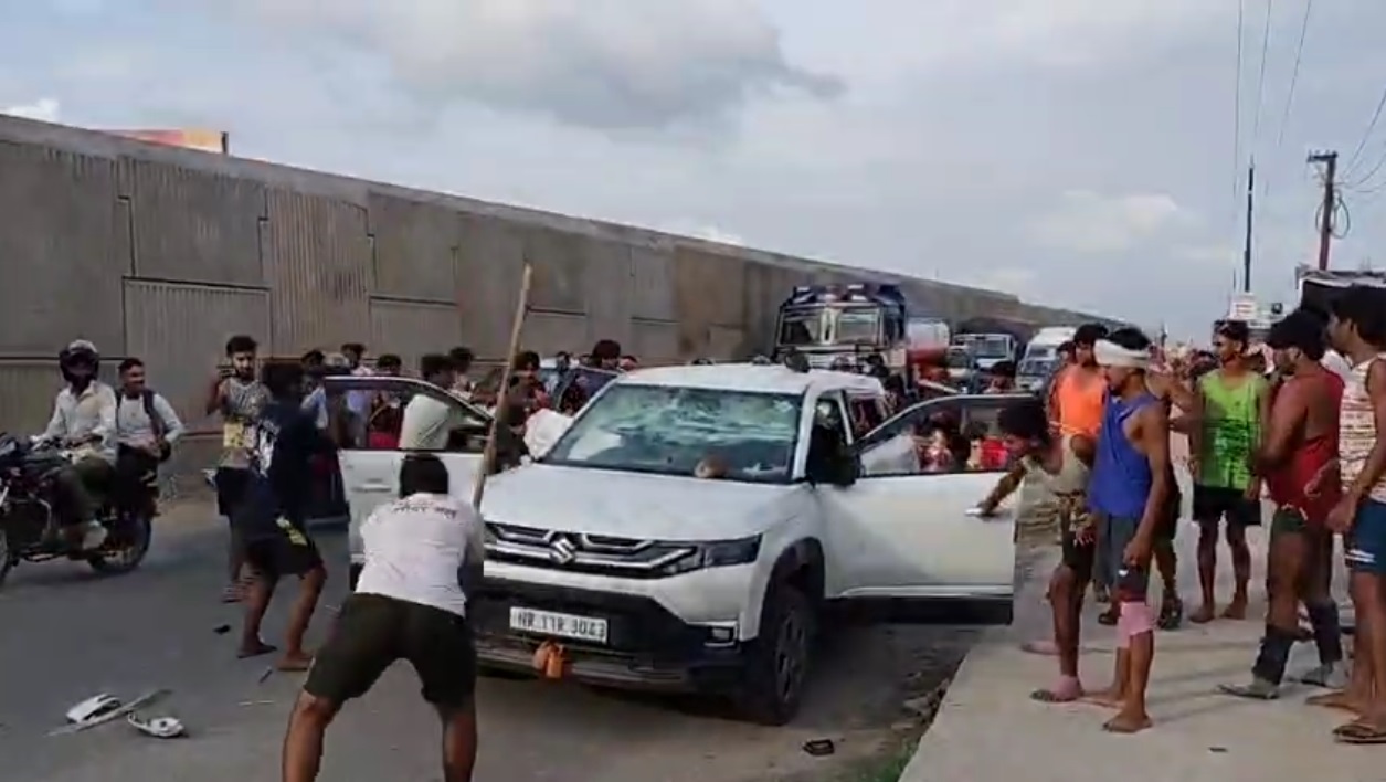 Kanwariyas breaking the vehicle