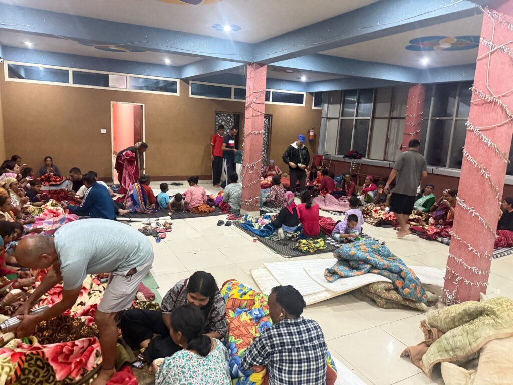 रात के सन्नाटे में टूटी पहाड़ी
