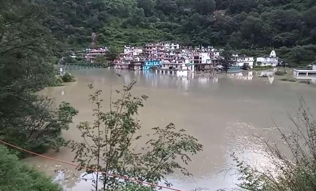 स्याना चट्टी में बनी झील