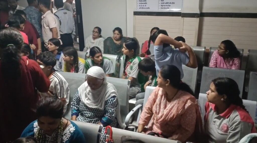 हल्द्वानी में स्कूल बस पलटी