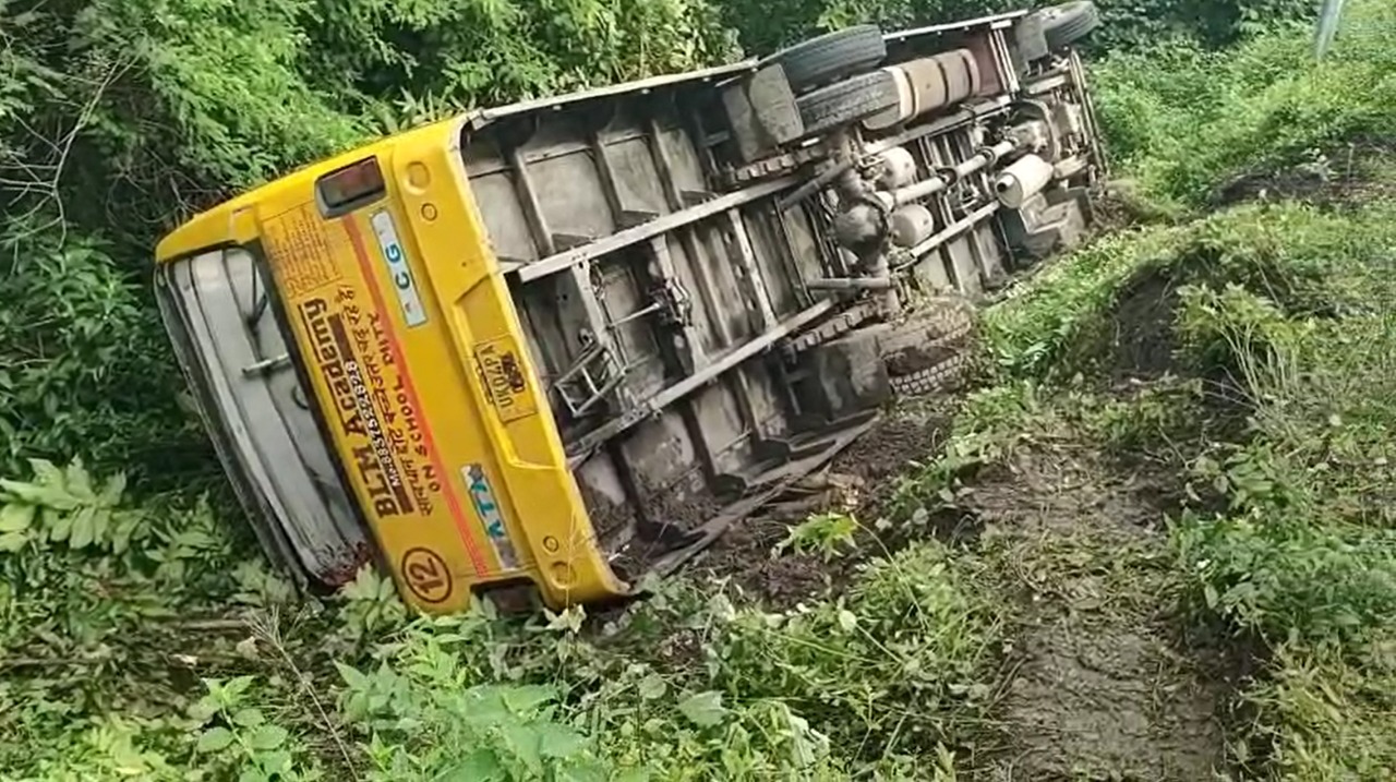 हल्द्वानी में स्कूल बस पलटी
