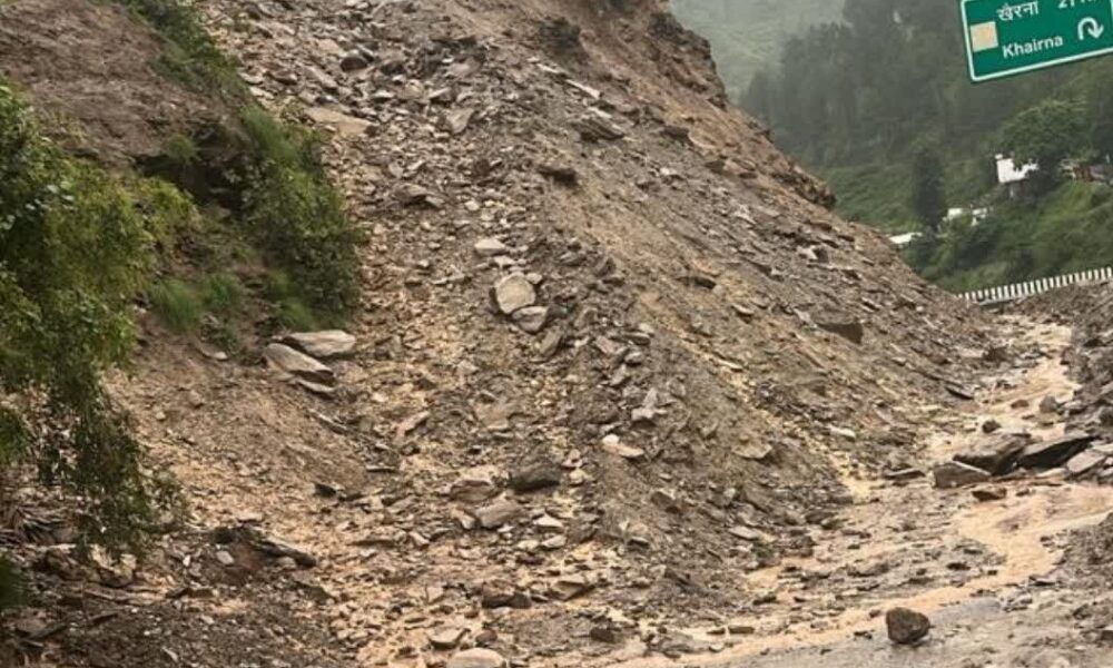 अल्मोड़ा-बागेश्वर में सड़कों पर मलबा