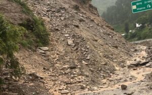 भारी बारिश से जनजीवन अस्त-व्यस्त: अल्मोड़ा-बागेश्वर में सड़कों पर मलबा, कई मार्ग बंद