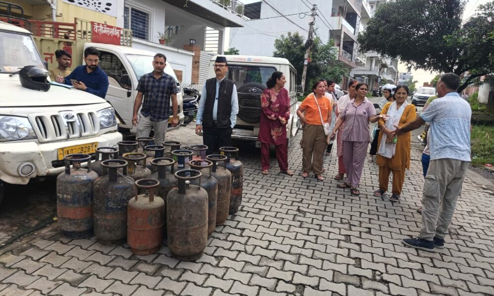 अवैध गैस रिफिलिंग का भंडाफोड़