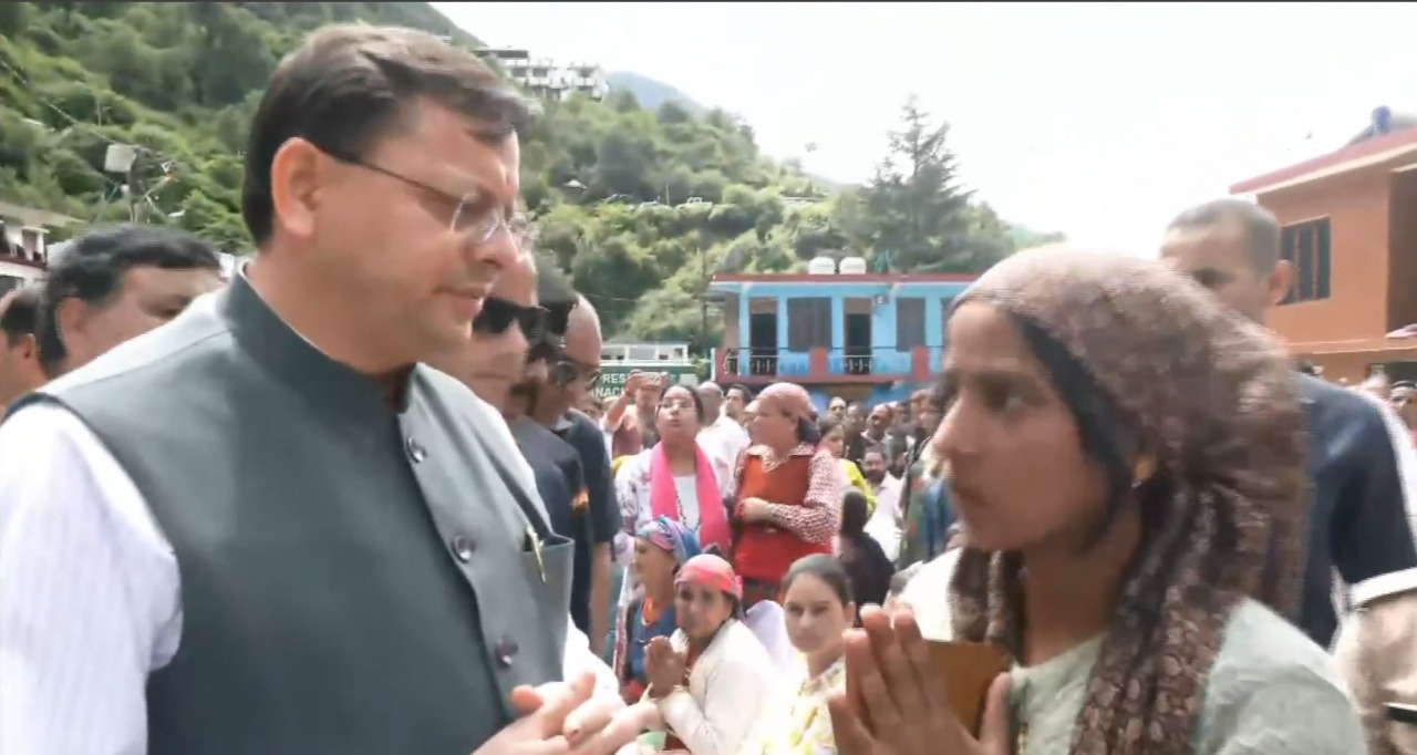 आपदा क्षेत्र स्यानाचट्टी पहुंचे मुख्यमंत्री धामी