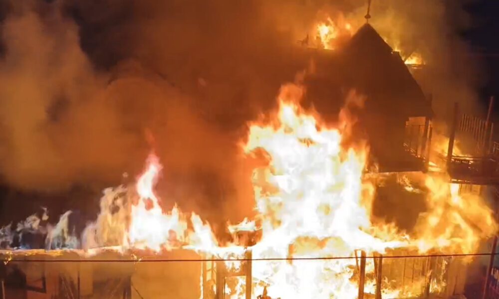 ओल्ड लंदन हाउस भवन में आग लगी