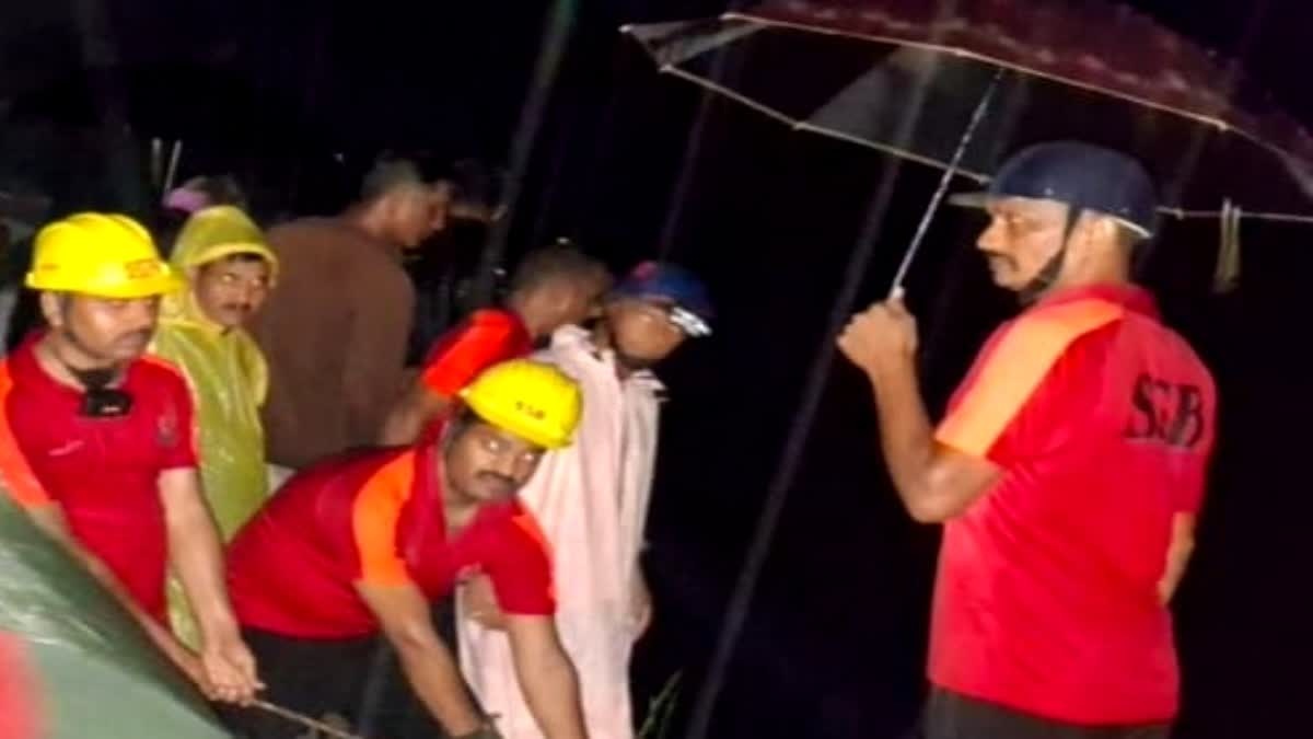 खाई में गिरी पिकअप