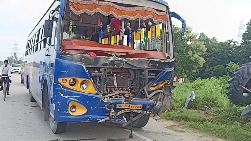 बस और ट्रैक्टर ट्रॉली की भिड़ंत