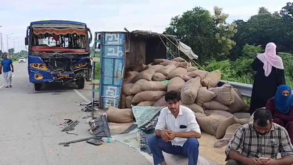 बस और ट्रैक्टर ट्रॉली की भिड़ंत