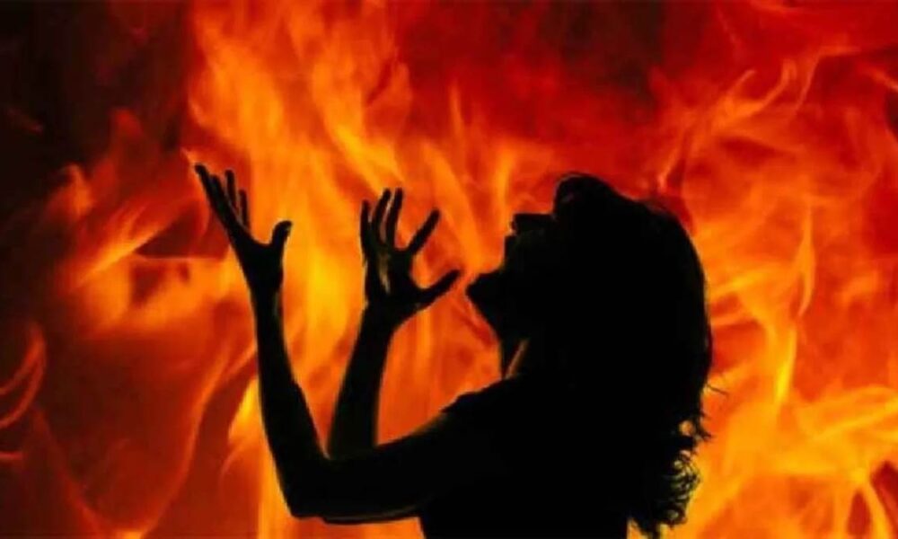 महाराष्ट्र में पत्नी की जिंदा जलाकर हत्या