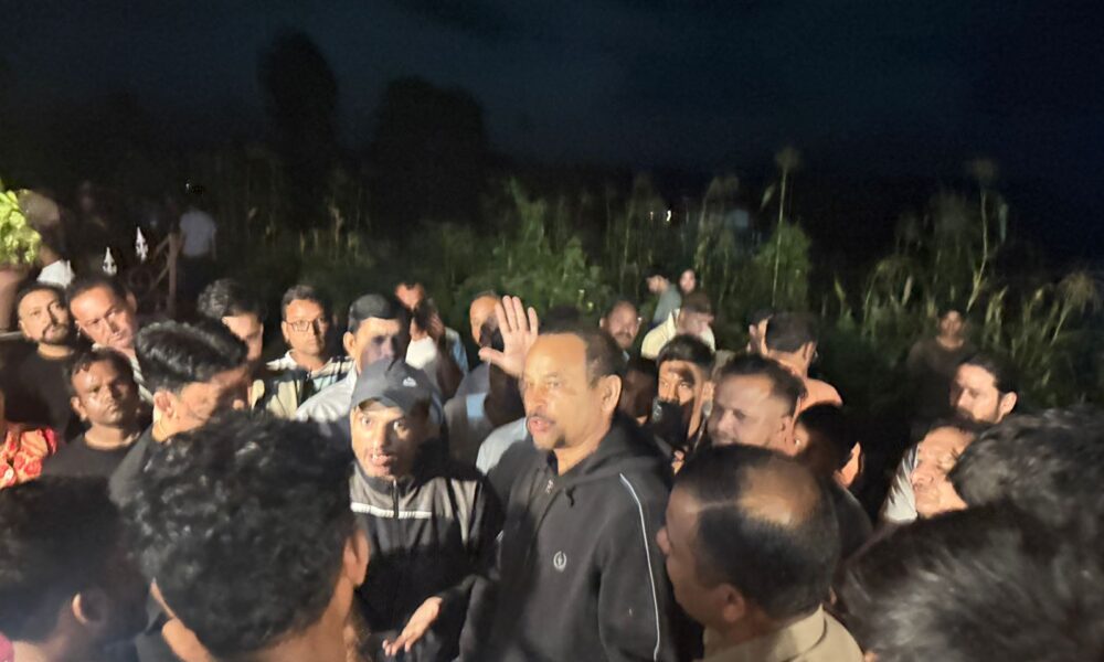 रात के सन्नाटे में टूटी पहाड़ी