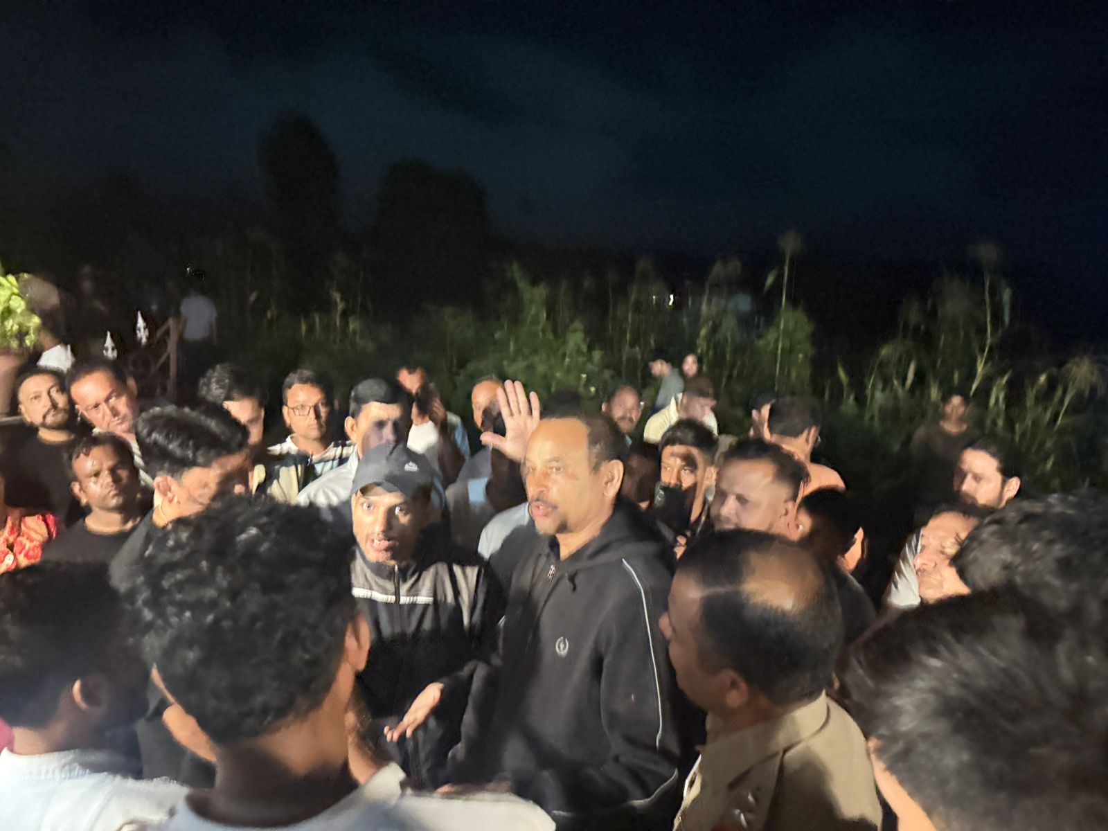 रात के सन्नाटे में टूटी पहाड़ी
