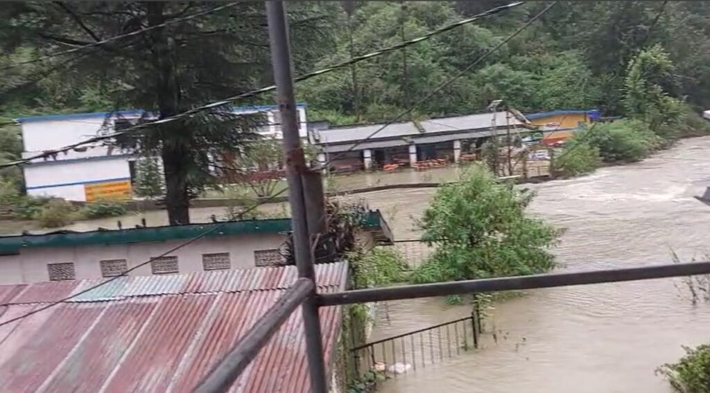 स्कूल परिसर पानी में