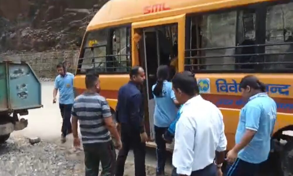 स्कूल बस पर गिरे पत्थर