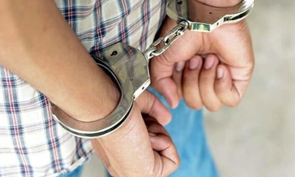 युवक गिरतार