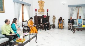 महिलाओं पर आधारित पुस्तक का राज्यपाल ने किया विमोचन, लेखकों को दी बधाई