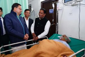 मुख्यमंत्री  पुष्कर सिंह धामी ने सीएमआई हॉस्पिटल में भर्ती पूर्व विधायक देशराज कर्णवाल की माता का जाना हालचाल