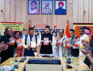 किताबें पढ़ने की आदत को बढ़ावा दें: ‘बुके नहीं बुक दीजिए’—मुख्यमंत्री धामी का आह्वान