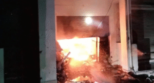 कबाड़ी की दुकान में लगी भीषण आग, एक युवक की जिंदा जलने से मौत