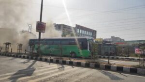 देहरादून में चलती बस में अचानक लगी आग, बस में बैठे छात्रों में मची अफरा-तफरी, देखें वीडियो