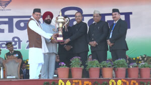 देहरादून गणतंत्र दिवस 2026: अधिकारियों और पुलिसकर्मियों को सम्मान, सूचना विभाग की झांकी प्रथम