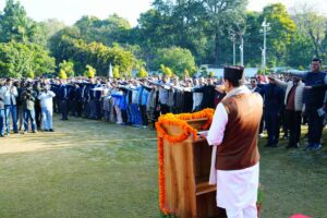 देहरादून: मुख्यमंत्री धामी ने सीएम आवास पर फहराया तिरंगा, संविधान की उद्देशिका की शपथ दिलाई