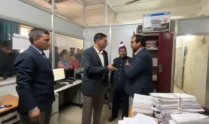 रजिस्ट्रार कार्यालय ऋषिकेश का DM ने किया औचक निरीक्षण, कम्प्यूटर करवाया जब्त