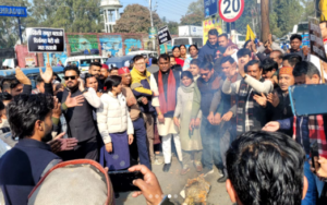 दून में भाजपा कार्यकर्ताओं ने लैंसडाउन चौक पर किया प्रदर्शन, गणेश गोदियाल का फूंका पुतला