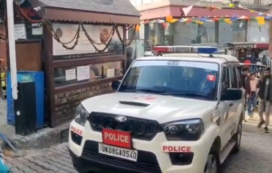 नए साल के जश्न में कानून की अनदेखी, मसूरी माल रोड का बैरियर तोड़कर फरार हुए युवक