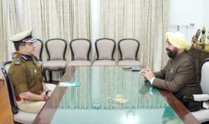 पुलिस महानिदेशक ने राज्यपाल गुरमीत सिंह से की मुलाकात, कुंभ मेले की तैयारियों को लेकर हुई चर्चा