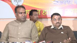 मारपीट मामले में बैकफुट पर आए रायपुर विधायक, प्रारंभिक शिक्षा निदेशक से सार्वजनिक रूप से मांगी माफी