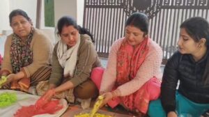 सुरक्षित होली की पहल, ग्रामीण महिलाओं के हर्बल रंगों से महकेगी होली, रायपुर–सहसपुर में तैयार हो रहे हर्बल रंग