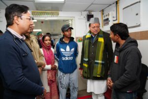 अचानक दून अस्पताल पहुंचे सीएम धामी, व्यवस्थाओं का किया निरीक्षण, तीमारदारों से फीडबैक भी लिया