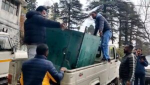 मसूरी में अतिक्रमण पर चला प्रशासन का डंडा, कसमंडा रोड से सामान और जर्जर वाहन जब्त