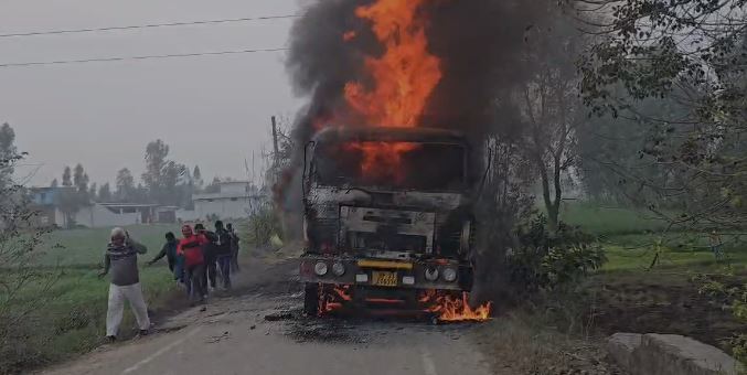 KAHSIPUR भीड़ ने ट्रक को लगाईं आग