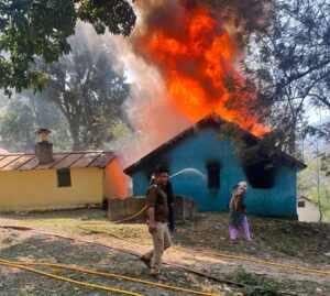 Dehradun: त्यूनी में लकड़ी के मकान में धधकी आग, अन्दर रखा सामान जलकर ख़ाक