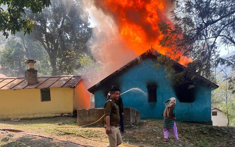 dehradun त्यूनी में लगी आग