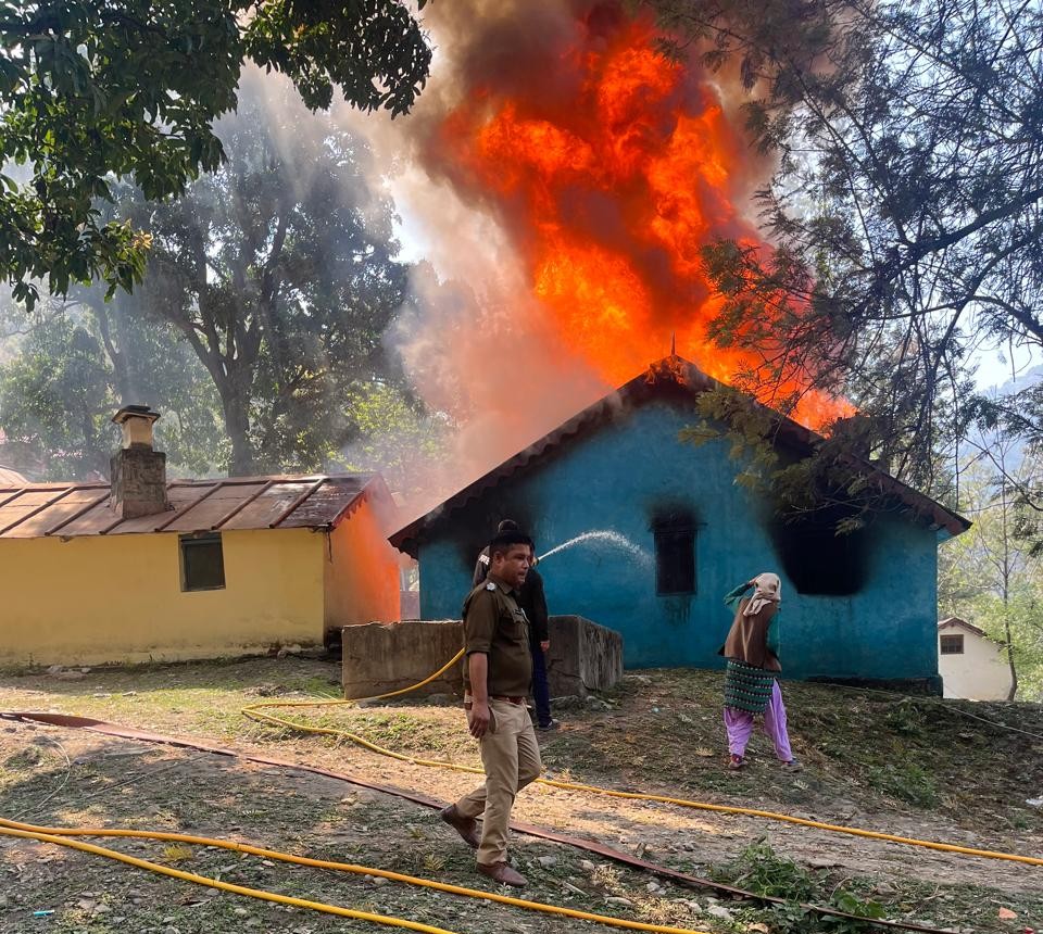 dehradun त्यूनी में लगी आग