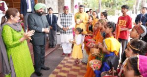 DEHRADUN में फूलदेई की धूम: राज्यपाल गुरमीत सिंह ने बच्चों संग मनाया पारंपरिक लोकपर्व