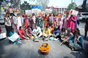 बढ़ती महंगाई के खिलाफ सड़कों पर उतरी महिला कांग्रेस, सरकार के खिलाफ जमकर की नारेबाजी