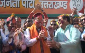 खुशियों के त्यौहार होली की उत्तराखंड में धूम, सीएम धामी ने भाजपा प्रदेश कार्यालय में खेली होली