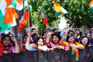 12 किमी लंबी मानव श्रृंखला बनाकर हुआ पीएम मोदी का स्वागत, एक झलक पाने के लिए लोग दिखे बेताब, देखें तस्वीरें
