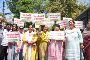 महिला कांग्रेस ने किया शिक्षा मंत्री के सरकारी आवास का घेराव, निजी स्कूलों में मनमानी के खिलाफ किया प्रर्दशन