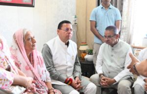 सीएम धामी ने ब्रिगेडियर मुकेश जोशी के आवास पहुंचकर दी श्रद्धांजलि, परिजनों से भेंट कर व्यक्त की शोक संवेदनाएं