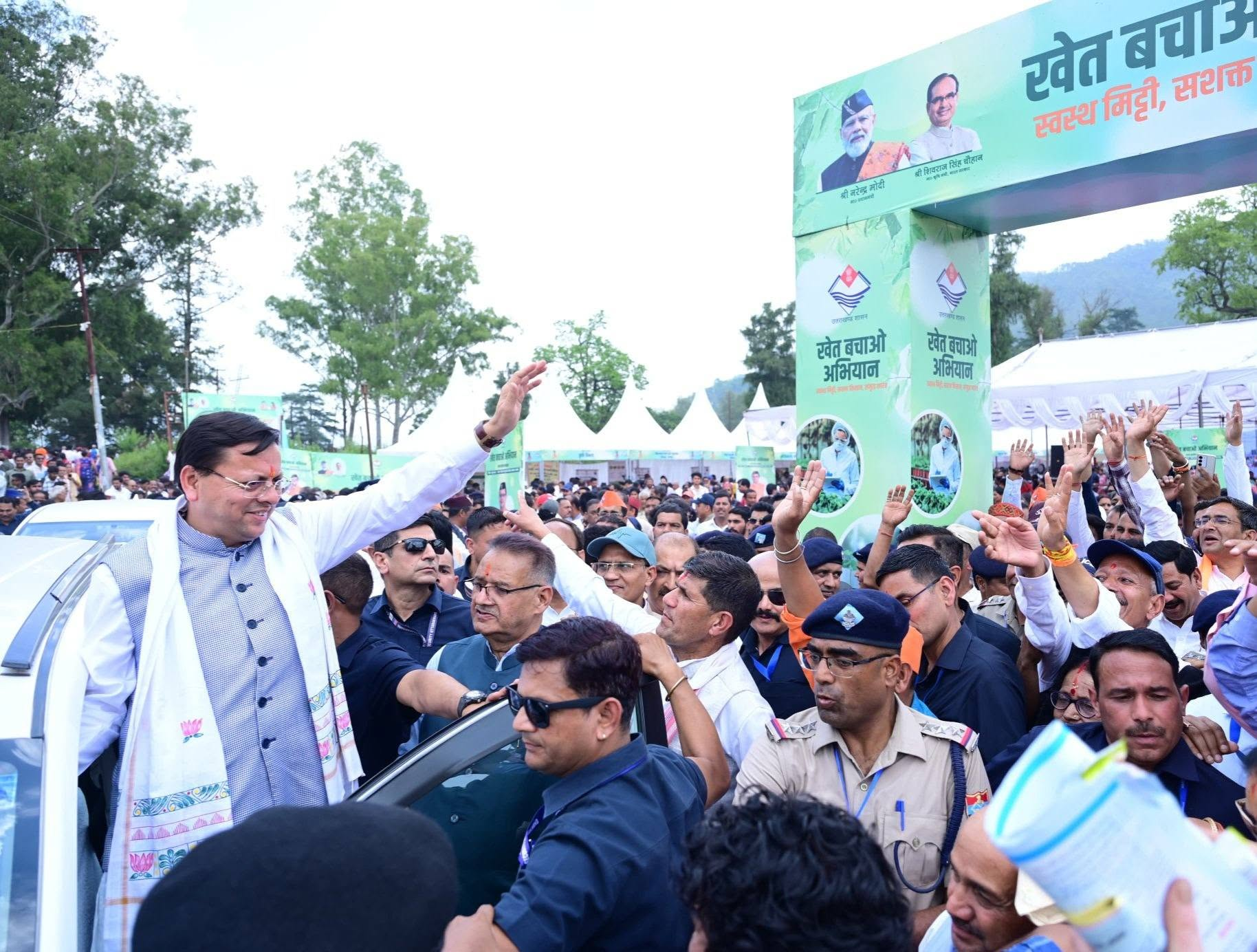 अल्मोड़ा में खेत बचाओ अभियान कार्यक्रम में पहुंचे सीएम धामी