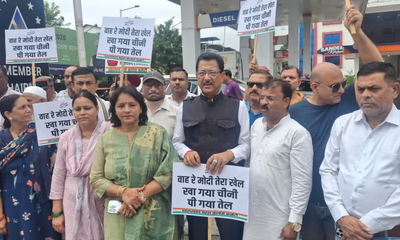 Dehradun News: चीनी के बढ़ते दाम और E20 पेट्रोल के मुद्दे पर सड़कों पर उतरी कांग्रेस..