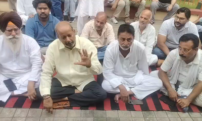 सोलानी पुल के गड्ढों को लेकर कांग्रेस का फिर प्रदर्शन, सिंचाई विभाग के कार्यालय के बाहर धरने पर बैठे कार्यकर्ता