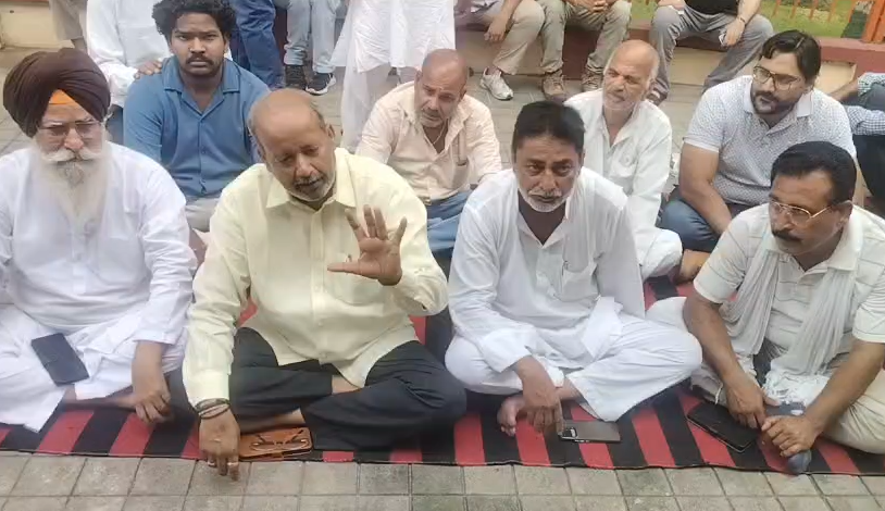 सोलानी पुल के गड्ढों को लेकर कांग्रेस का फिर प्रदर्शन, सिंचाई विभाग के कार्यालय के बाहर धरने पर बैठे कार्यकर्ता